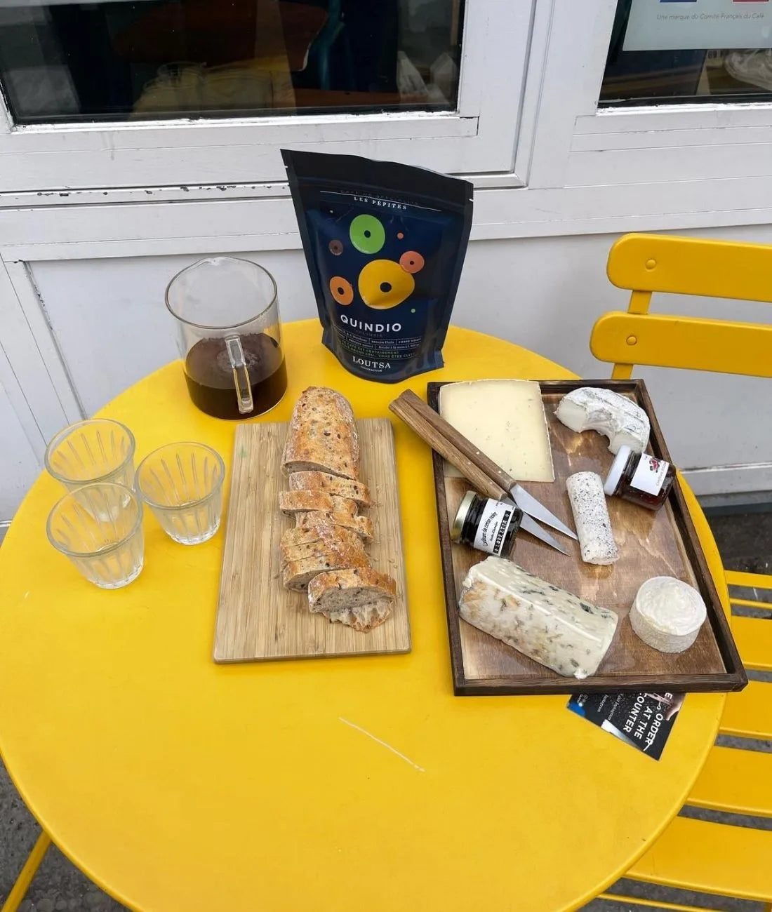 Dégustation du café Quindio de Loutsa, avec un plateau de fromages frais
