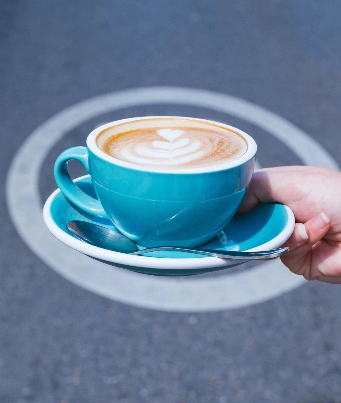 Moka gourmand tenu à la main dans une tasse