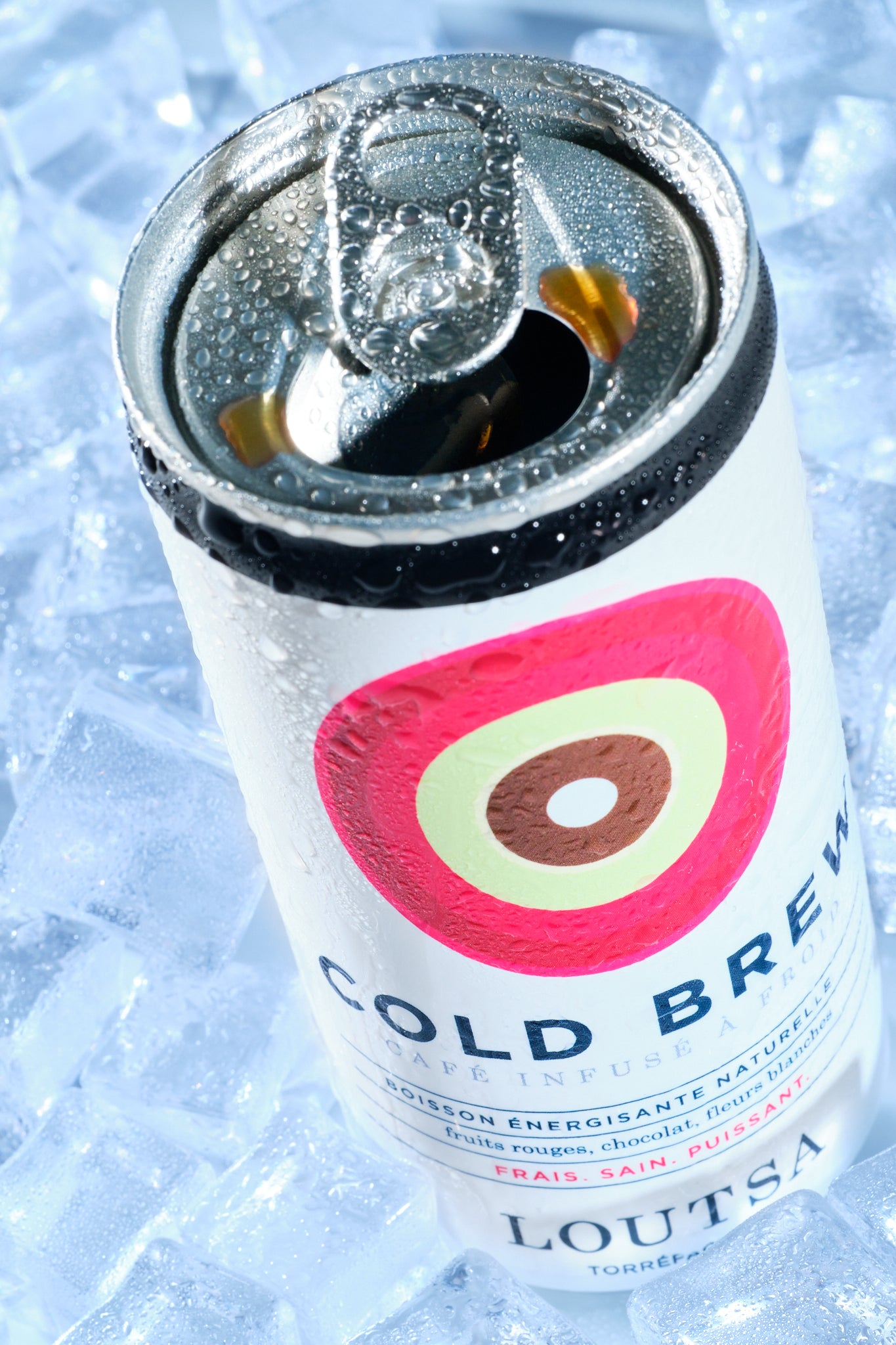 Canette de cold brew fraîche dans de la glace