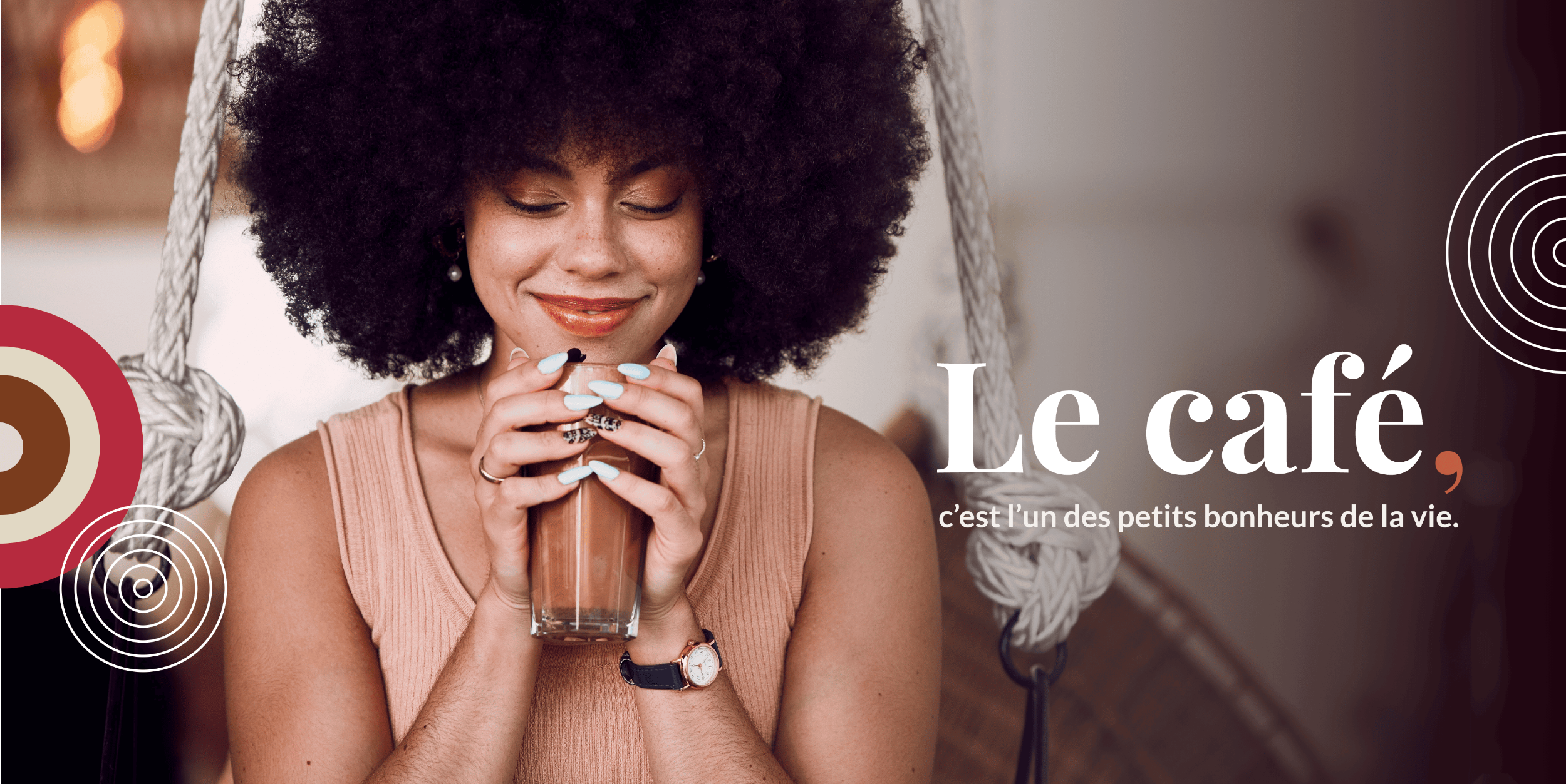 une femme tenant un café latte dans un verre entre ses deux mains, et un texte indiquant "le café, c'est l'un des petits bonheurs de la vie".